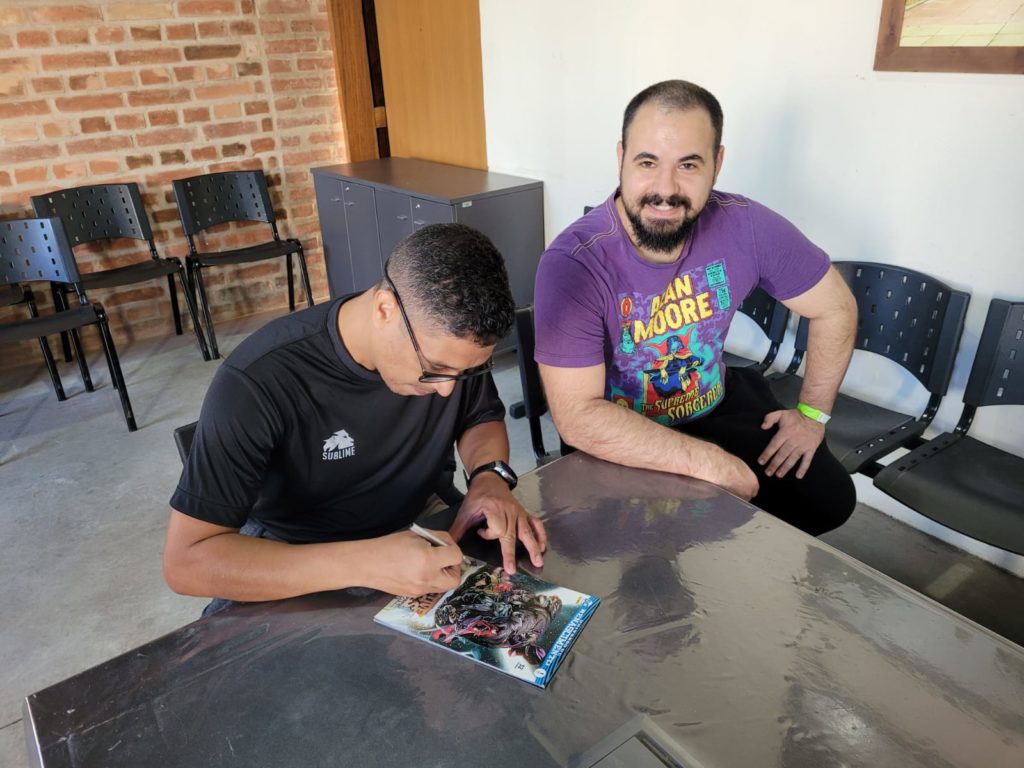 Éber Ferreira autografando para fã em guaratinguetá