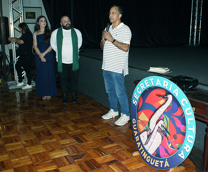 Ao microfone - Joaquim, filho de ruth guimarães, participando da sessão de lançamento do filme, Água Funda - ao lado: Cássio Borges (diretor) e Patrícia Guia (atriz e figurinista)