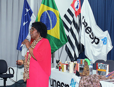 Maria Inês, membro do Baobá, palestrando na FEG (UNESP)