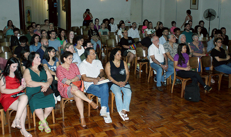 Sessão de lançamento de filme Água Funda, de Cássio Borges, lotada