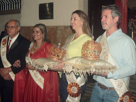 À sua esquerda: Carlinhos e Roberta • À sua direita: Ana e Washington - reis da festa de são benedito